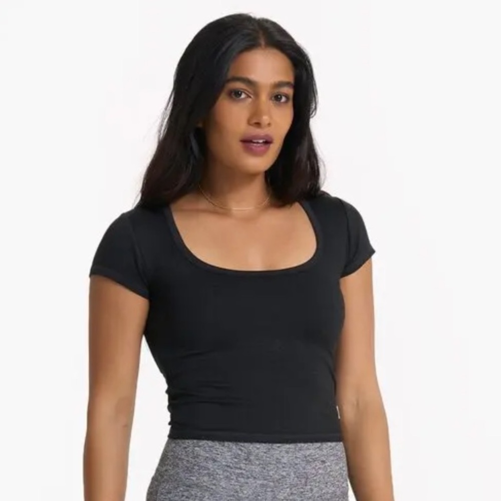 Vuori Short Sleeve Halo Crop in Black Heather